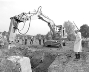 102682 Afbeelding van het officiële begin van de aanleg van het Griftpark op het voormalige Vaaltterrein aan de ...